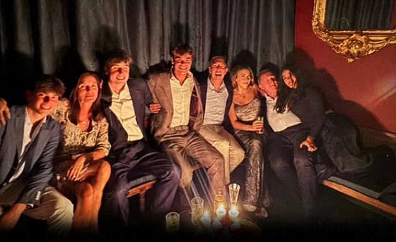 النجمة المكسيكية اللبنانية الأصل سلمى حايك تحتفل بأجواء ملكية مع ابنتها فالنتينا بعيد ميلادها الـ18 صورة رقم 5