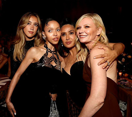 النجمة المكسيكية اللبنانية الأصل سلمى حايك تحتفل بأجواء ملكية مع ابنتها فالنتينا بعيد ميلادها الـ18 صورة رقم 2