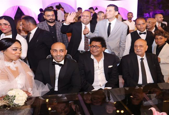 محمد منير يحتفل بعقد قران وزفاف ابنة شقيقته (صور) صورة رقم 1