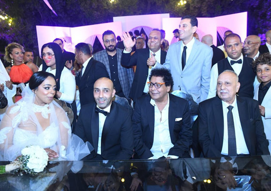 محمد منير يحتفل بعقد قران وزفاف ابنة شقيقته (صور) صورة رقم 10