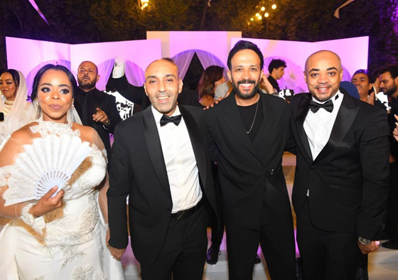 محمد منير يحتفل بعقد قران وزفاف ابنة شقيقته (صور) صورة رقم 11