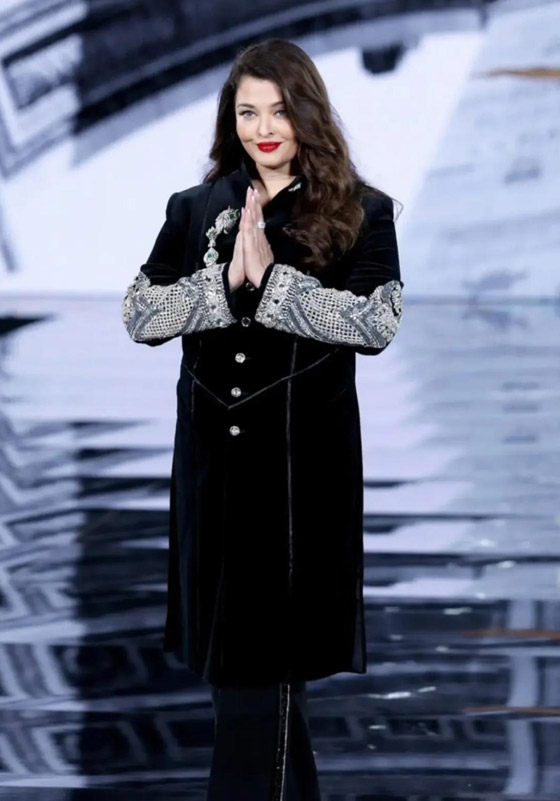 صورة رقم 3 - من ياسمين صبري إلى آيشواريا راي إلى كيندال جينر.. إطلالات النجمات بعرض لوريال باريس صورة رقم 3 - من ياسمين صبري إلى آيشواريا راي إلى كيندال جينر.. إطلالات النجمات بعرض لوريال باريس