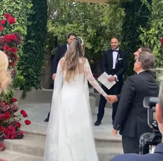 وليد توفيق يغني لإبنته من جورجينا رزق ليلة زفافها في إسبانيا.. لن تصدقوا كم تشبه والدتها ملكة جمال الكون! صورة رقم 2 وليد توفيق يغني لإبنته من جورجينا رزق ليلة زفافها في إسبانيا.. لن تصدقوا كم تشبه والدتها ملكة جمال الكون! صورة رقم 2