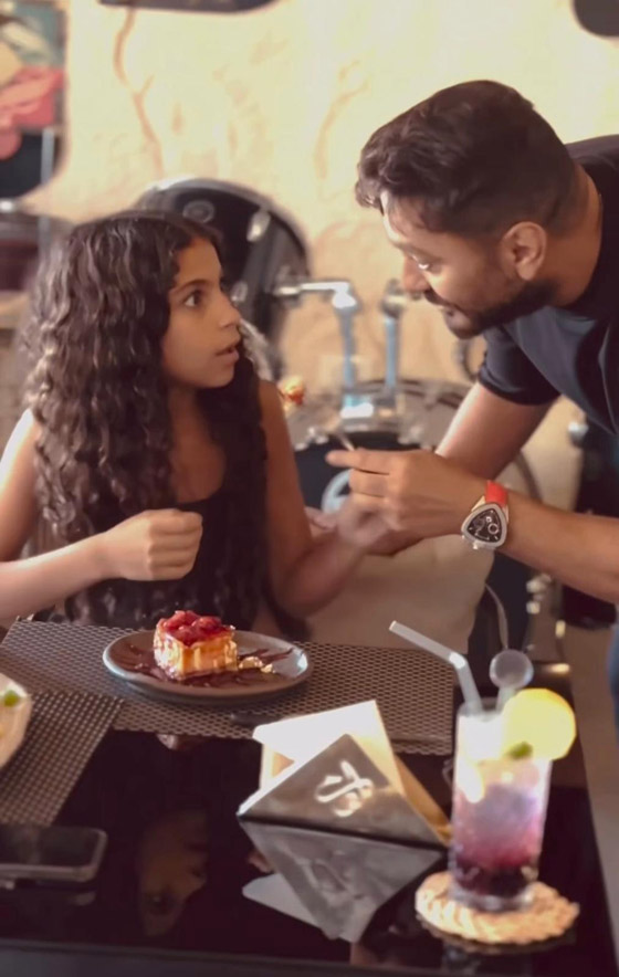تامر حسني يفاجئ طفلة معجبة داخل مطعم.. رد فعلها مؤثر جدا صورة رقم 1 تامر حسني يفاجئ طفلة معجبة داخل مطعم.. رد فعلها مؤثر جدا صورة رقم 1