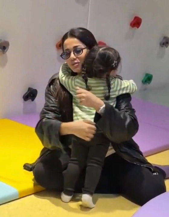 رحمة رياض في لحظات حب ودفء ولهو ومرح مع ابنتها (عالية) صورة رقم 1 رحمة رياض في لحظات حب ودفء ولهو ومرح مع ابنتها (عالية) صورة رقم 1