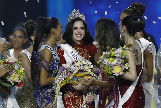 صورة رقم 6 - المكسيكية فاطمة بوش تُتو َج ملكة جمال الكون بعد ان تصد ت للتنمر وتضامنت معها نساء العالم! صورة رقم 6 - المكسيكية فاطمة بوش تُتو َج ملكة جمال الكون بعد ان تصد ت للتنمر وتضامنت معها نساء العالم!