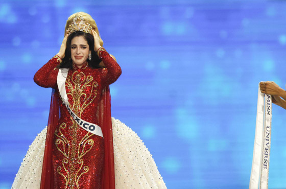 صورة رقم 4 - المكسيكية فاطمة بوش تُتو َج ملكة جمال الكون بعد ان تصد ت للتنمر وتضامنت معها نساء العالم! صورة رقم 4 - المكسيكية فاطمة بوش تُتو َج ملكة جمال الكون بعد ان تصد ت للتنمر وتضامنت معها نساء العالم!