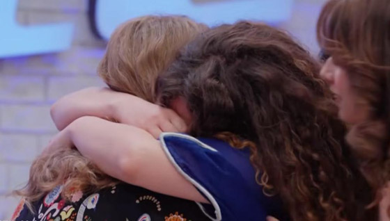  ذا فويس يفاجئ مشتركة سورية ويجمعها بعائلتها التي لم تلتق بها منذ ٥ سنوات! صورة رقم 3