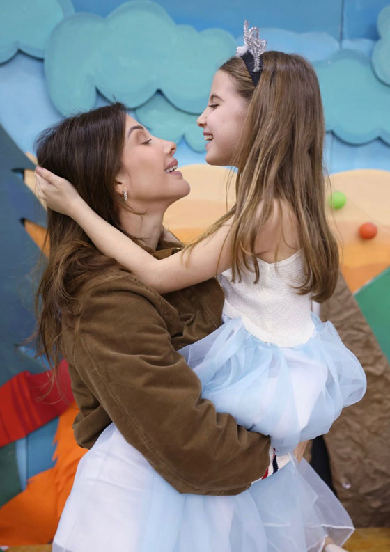  الطفلة ليا ابنة نانسي عجرم تغني وتخطف القلوب في حفل الكريسماس المدرسي.. فرخ البط عوّام! صورة رقم 2