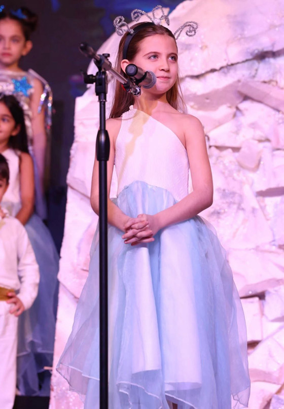  الطفلة ليا ابنة نانسي عجرم تغني وتخطف القلوب في حفل الكريسماس المدرسي.. فرخ البط عوّام! صورة رقم 1