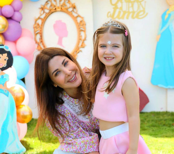  الطفلة ليا ابنة نانسي عجرم تغني وتخطف القلوب في حفل الكريسماس المدرسي.. فرخ البط عوّام! صورة رقم 4