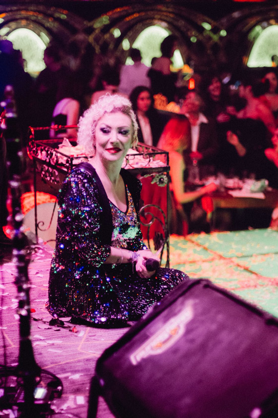 تفاصيل صادمة عن جريمة قتل المغنية التركية غوللو: ابنتها هي المتهمة الرئيسية وألقتها من الشرفة! صورة رقم 2