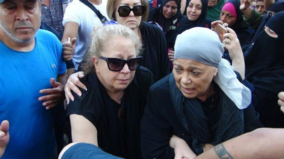  لماذا غاب أحمد الفيشاوي عن جنازة والدته سمية الألفي؟ صور.. صورة رقم 5