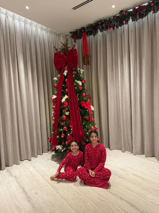 صور محمد صلاح يحتفل بالكريسماس مع عائلته وينشر صور بناته أمام شجرة الميلاد صورة رقم 1