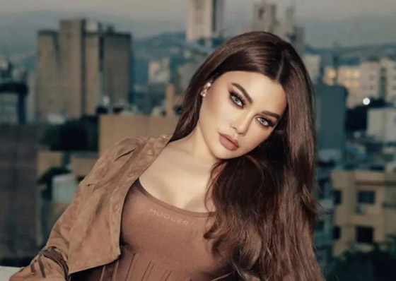 هيفاء وهبي تفاجئ الجمهور وتطلب من مصمم الأزياء ان يقصّ فستانها على المسرح صورة رقم 5 هيفاء وهبي تفاجئ الجمهور وتطلب من مصمم الأزياء ان يقصّ فستانها على المسرح صورة رقم 5