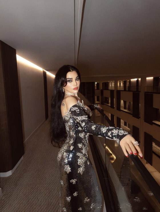 هيفاء وهبي تفاجئ الجمهور وتطلب من مصمم الأزياء ان يقصّ فستانها على المسرح صورة رقم 1 هيفاء وهبي تفاجئ الجمهور وتطلب من مصمم الأزياء ان يقصّ فستانها على المسرح صورة رقم 1