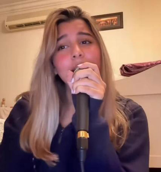  هنا ابنة شيرين عبد الوهاب تفاجئ الجميع وتغني لوالدتها (على بالي).. تشابه في الصوت والإحساس والشكل! صورة رقم 4