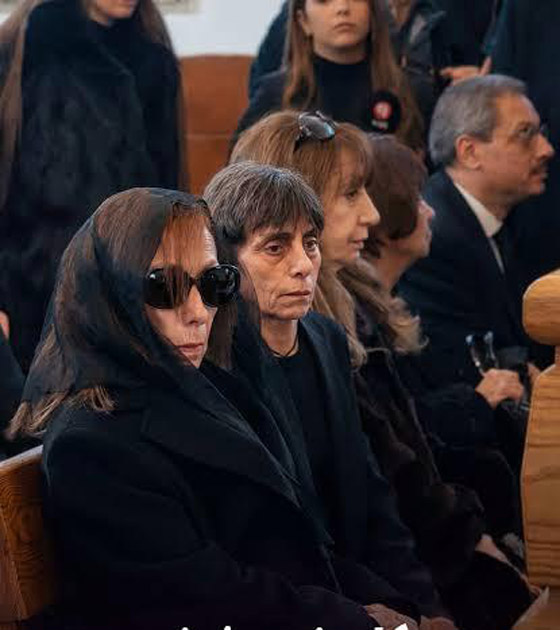 فيروز وابنتها ريما تتقبلان العزاء بنجلها هَلي.. الابن الثالث الذي تفقده فيروز بعد رحيل زياد وليال! صورة رقم 3 فيروز وابنتها ريما تتقبلان العزاء بنجلها هَلي.. الابن الثالث الذي تفقده فيروز بعد رحيل زياد وليال! صورة رقم 3