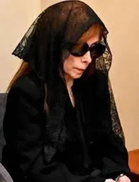 فيروز وابنتها ريما تتقبلان العزاء بنجلها هَلي.. الابن الثالث الذي تفقده فيروز بعد رحيل زياد وليال! صورة رقم 4 فيروز وابنتها ريما تتقبلان العزاء بنجلها هَلي.. الابن الثالث الذي تفقده فيروز بعد رحيل زياد وليال! صورة رقم 4