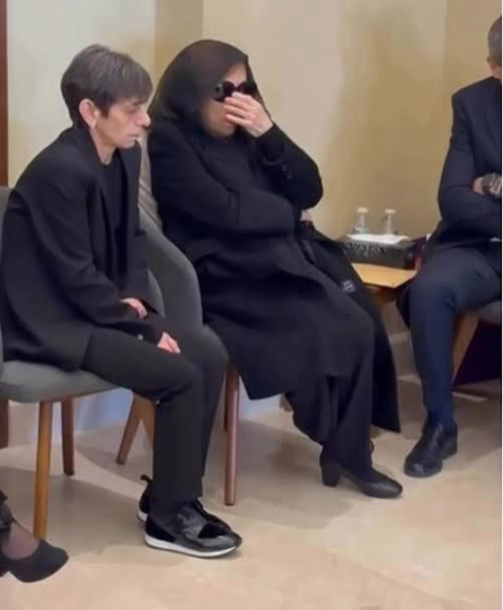 فيروز وابنتها ريما تتقبلان العزاء بنجلها هَلي.. الابن الثالث الذي تفقده فيروز بعد رحيل زياد وليال! صورة رقم 8 فيروز وابنتها ريما تتقبلان العزاء بنجلها هَلي.. الابن الثالث الذي تفقده فيروز بعد رحيل زياد وليال! صورة رقم 8