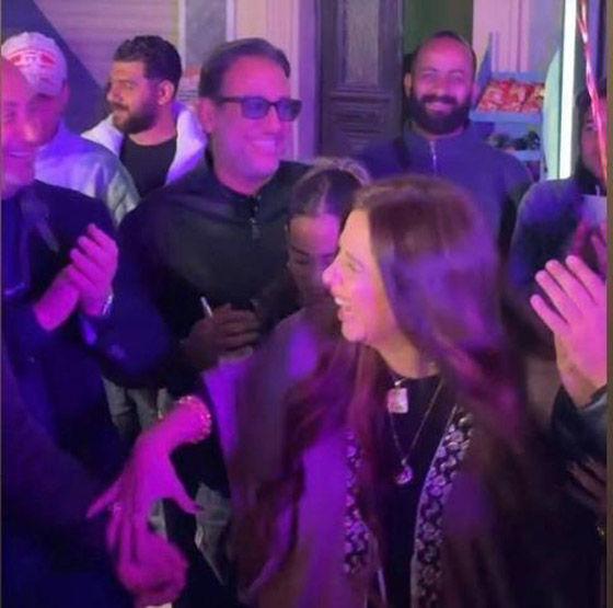 مسلسلات رمضان 2026: رقص ياسمين عبد العزيز في عيد ميلادها مع عمرو محمود ياسين وطاقم مسلسل ( وننسى اللي كان) صورة رقم 3 مسلسلات رمضان 2026: رقص ياسمين عبد العزيز في عيد ميلادها مع عمرو محمود ياسين وطاقم مسلسل ( وننسى اللي كان) صورة رقم 3