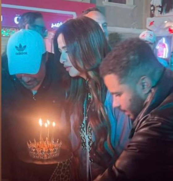 مسلسلات رمضان 2026: رقص ياسمين عبد العزيز في عيد ميلادها مع عمرو محمود ياسين وطاقم مسلسل ( وننسى اللي كان) صورة رقم 2 مسلسلات رمضان 2026: رقص ياسمين عبد العزيز في عيد ميلادها مع عمرو محمود ياسين وطاقم مسلسل ( وننسى اللي كان) صورة رقم 2