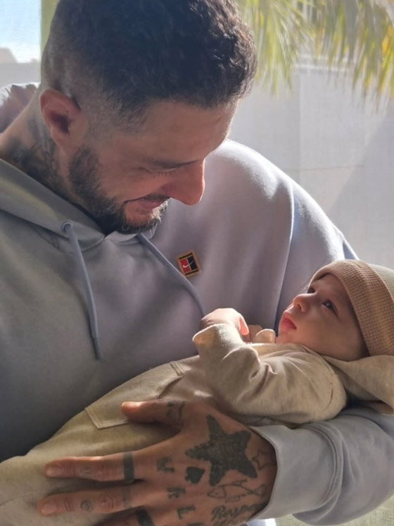 أحمد الفيشاوي يحمل طفلاً رضيعاً ويقول انه اصبح (جدّو).. هل هو فعلا حفيده؟ صورة رقم 3 أحمد الفيشاوي يحمل طفلاً رضيعاً ويقول انه اصبح (جدّو).. هل هو فعلا حفيده؟ صورة رقم 3