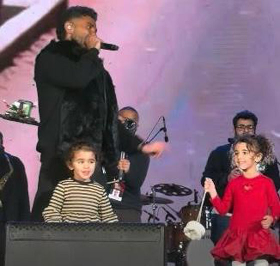 أحمد سعد ‏يفاجئ الجمهور ويرقص مع ابنتيه علياء ومريم على المسرح في مشهد مليء بالدفئ والحب صورة رقم 1