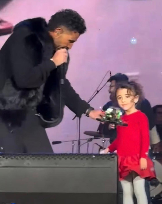 أحمد سعد ‏يفاجئ الجمهور ويرقص مع ابنتيه علياء ومريم على المسرح في مشهد مليء بالدفئ والحب صورة رقم 2