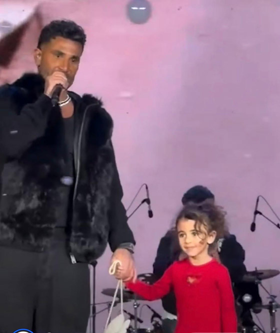 أحمد سعد ‏يفاجئ الجمهور ويرقص مع ابنتيه علياء ومريم على المسرح في مشهد مليء بالدفئ والحب صورة رقم 3