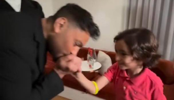 الطفل أليكس يشتكي لتامر حسني متألما من تنمّر زملائه عليه! كيف رد عليه نجم الجيل؟ صورة رقم 1