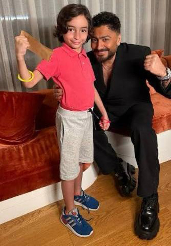 الطفل أليكس يشتكي لتامر حسني متألما من تنمّر زملائه عليه! كيف رد عليه نجم الجيل؟ صورة رقم 2