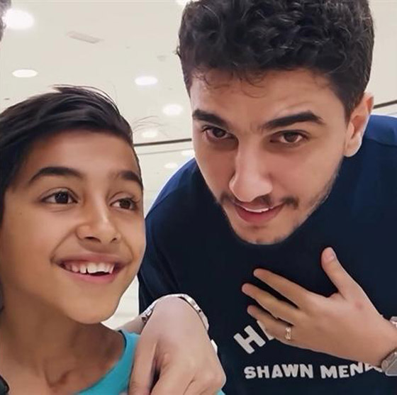 الفنان الفلسطيني محمد عساف يفاجئ الطفل يزن المصاب بالسرطان ويحقق حلمه في لقاء مؤثر صورة رقم 2
