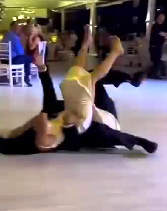 تعليق كوميدي من تامر حسني لعريس سقط على الارض مع عروسته اثناء الرقص: انا وقعت مثلك! صورة رقم 5