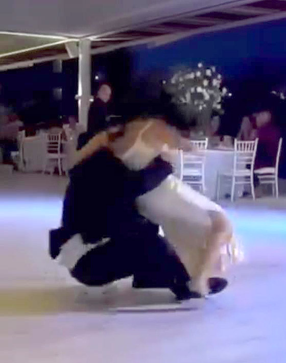 تعليق كوميدي من تامر حسني لعريس سقط على الارض مع عروسته اثناء الرقص: انا وقعت مثلك! صورة رقم 4