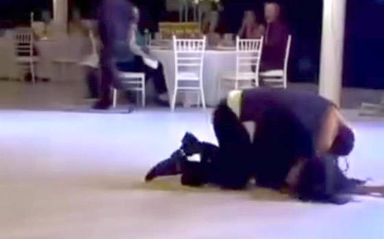 تعليق كوميدي من تامر حسني لعريس سقط على الارض مع عروسته اثناء الرقص: انا وقعت مثلك! صورة رقم 3