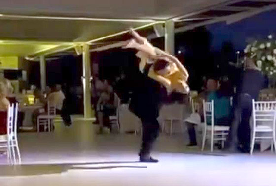 تعليق كوميدي من تامر حسني لعريس سقط على الارض مع عروسته اثناء الرقص: انا وقعت مثلك! صورة رقم 2