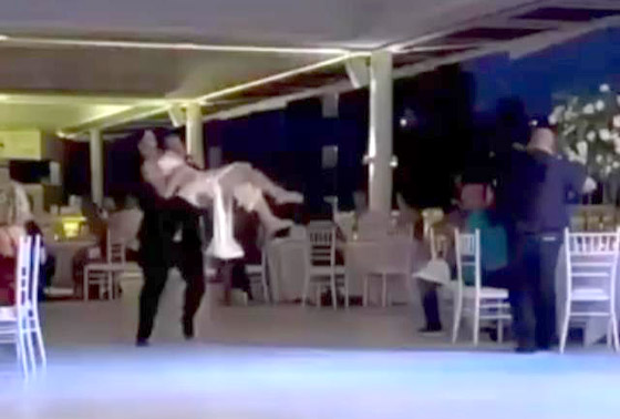 تعليق كوميدي من تامر حسني لعريس سقط على الارض مع عروسته اثناء الرقص: انا وقعت مثلك! صورة رقم 1