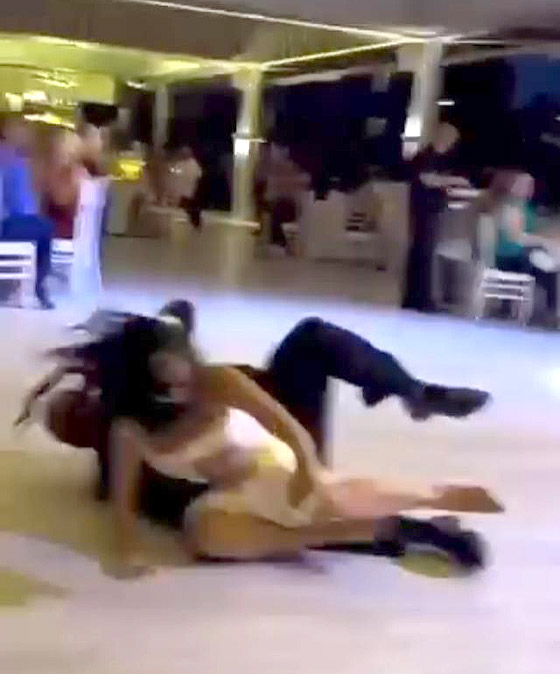 تعليق كوميدي من تامر حسني لعريس سقط على الارض مع عروسته اثناء الرقص: انا وقعت مثلك! صورة رقم 6