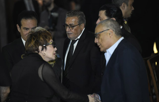 النجوم في عزاء هاني شاكر: تامر حسني، يسرا، دنيا وإيمي سمير غانم، حسبن فهمي، هيفاء وهبي، أنغام، ولبلبة صورة رقم 12