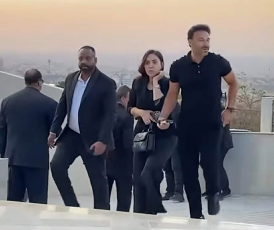 النجوم في عزاء هاني شاكر: تامر حسني، يسرا، دنيا وإيمي سمير غانم، حسبن فهمي، هيفاء وهبي، أنغام، ولبلبة صورة رقم 15