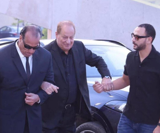 النجوم في عزاء هاني شاكر: تامر حسني، يسرا، دنيا وإيمي سمير غانم، حسبن فهمي، هيفاء وهبي، أنغام، ولبلبة صورة رقم 17