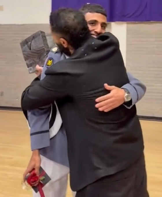أحمد سعد يفاجئ ابنه بهدية فاخرة: سيارة في حفل تخرجه ويعلّق: بقى راجل وأقدر أعتمد عليه صورة رقم 2