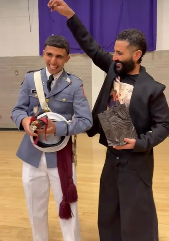 أحمد سعد يفاجئ ابنه بهدية فاخرة: سيارة في حفل تخرجه ويعلّق: بقى راجل وأقدر أعتمد عليه صورة رقم 3