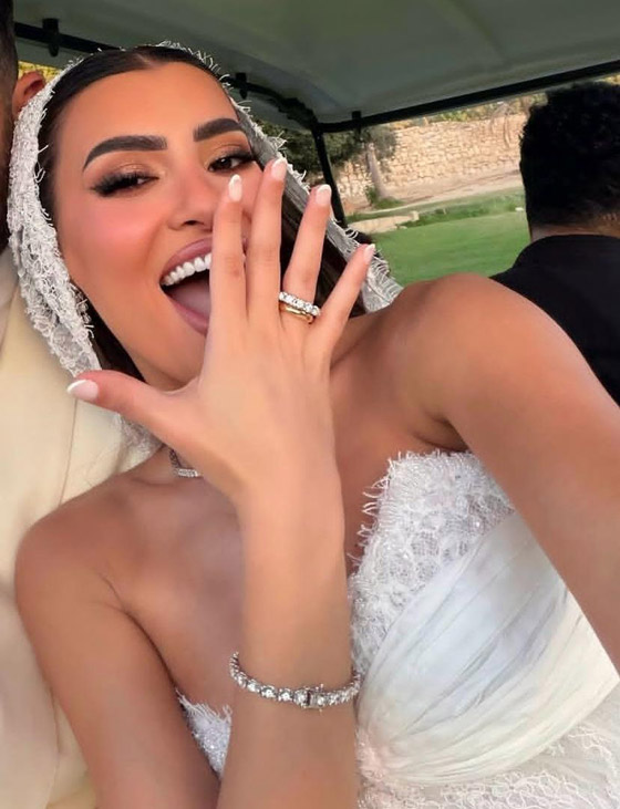 صورة رقم 1 - كارمن سليمان تنشر صور زفاف شقيقتها فرح مع الأهل والأصدقاء صورة رقم 1 - كارمن سليمان تنشر صور زفاف شقيقتها فرح مع الأهل والأصدقاء