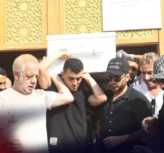 الوداع الأخير: تامر حسني يحمل نعش والده وابنته تاليا تودع جدها بكلمات مؤثرة صورة رقم 4