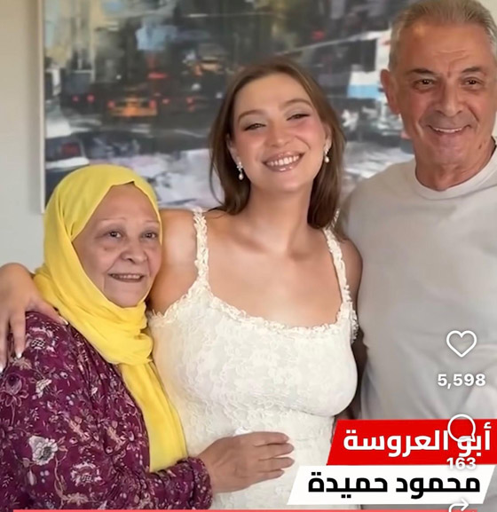 محمود حميدة يرقص مع ابنته أمينة ليلة زفافها على أنغام (يا بتاع التفاح) صورة رقم 3