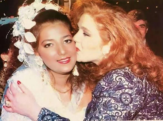 صورة نادرة: ميادة الحناوي تمنح أصالة قبلة بحفل زفافها الاول.. لن تصدٌق كم تغيٌرت بعد 35 سنة من عمليات التجميل! صورة رقم 1