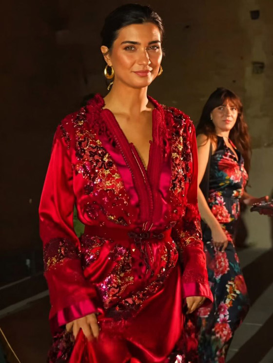 توبا بيوكستون في مهرجان مراكش تتألق بقفطان مغربي مميز صورة رقم 3