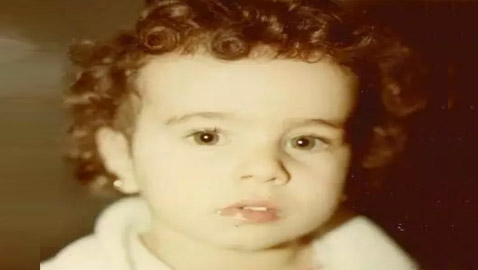 هل تعرفون هوية هذه الطفلة الجميلة؟ من أشهر النجمات في العالم العربي